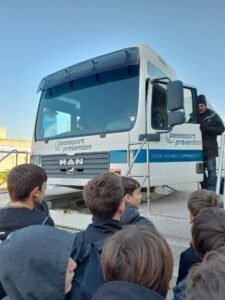 groupe d'enfants apprenant avec mike